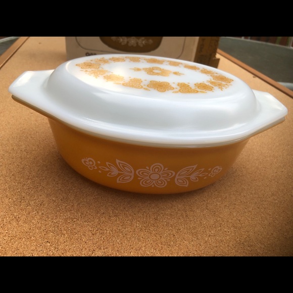 Vintage Pyrex Compatibles Butterfly Gold 1 1/ Quart Casserole Dish 943-4 box